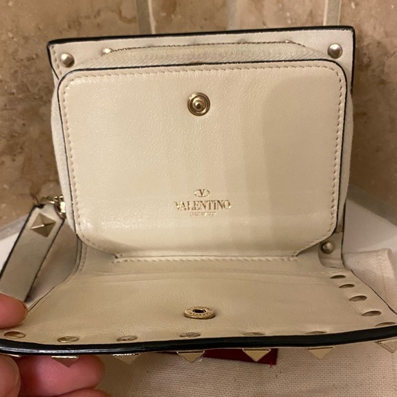 Auth Valentino Garavani Rockstud Compact Wallet - Picture 5 of 11